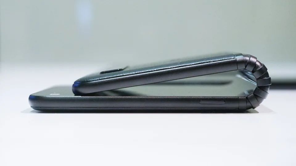 one-plus-concept-phone-foldable-phone-like-razr